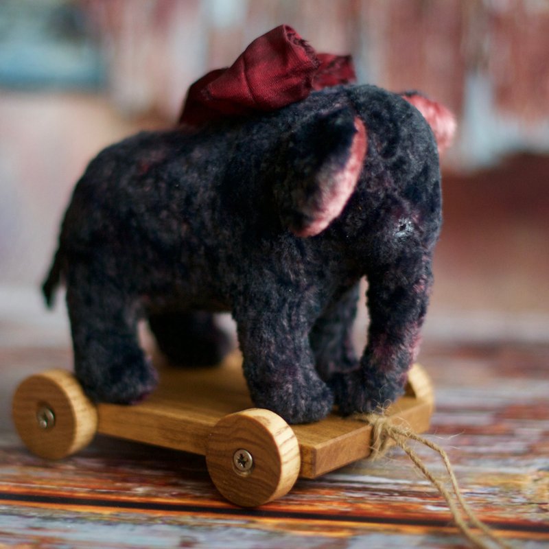 Little Elephant vintage style on a wooden cart! - 公仔/玩偶 - 其他材質 黑色