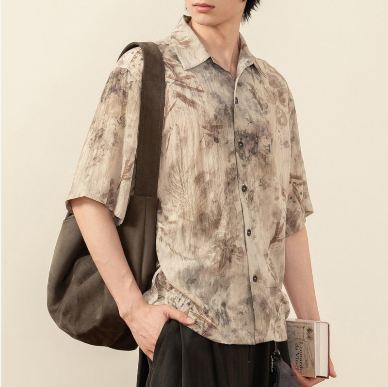 [Botanical Dye] Vintage Distressed Texture Shirt / Artistic Print Loose Short Sleeve - เสื้อเชิ้ตผู้ชาย - วัสดุอื่นๆ สีกากี