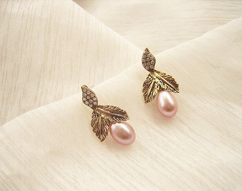 雙葉果實淡水珍珠葉型鑲鑽耳環 - 耳環/耳夾 - 珍珠 粉紅色