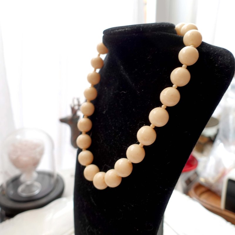 Japanese medieval large-shaped beige plastic ball necklace pendant necklace high-end lady second-hand vintage jewelry - สร้อยคอ - โลหะ ขาว