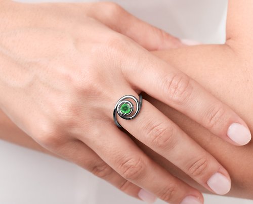 Majade Jewelry Design 沙弗萊石螺旋求婚戒指 14k金獨特結婚戒指 極簡炫黑另類訂婚指環