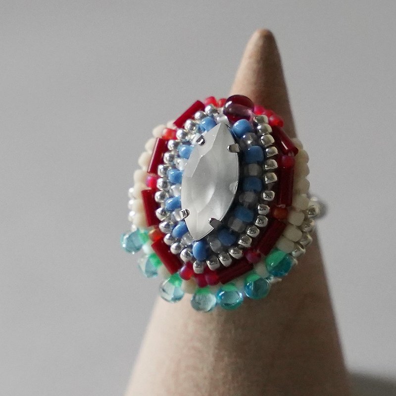 スカーフリングにも おしゃべりな指輪203 フリーサイズ　ビーズ刺繍のリング　ビジュー　カラフル　おおぶりリング - 戒指 - 玻璃 透明