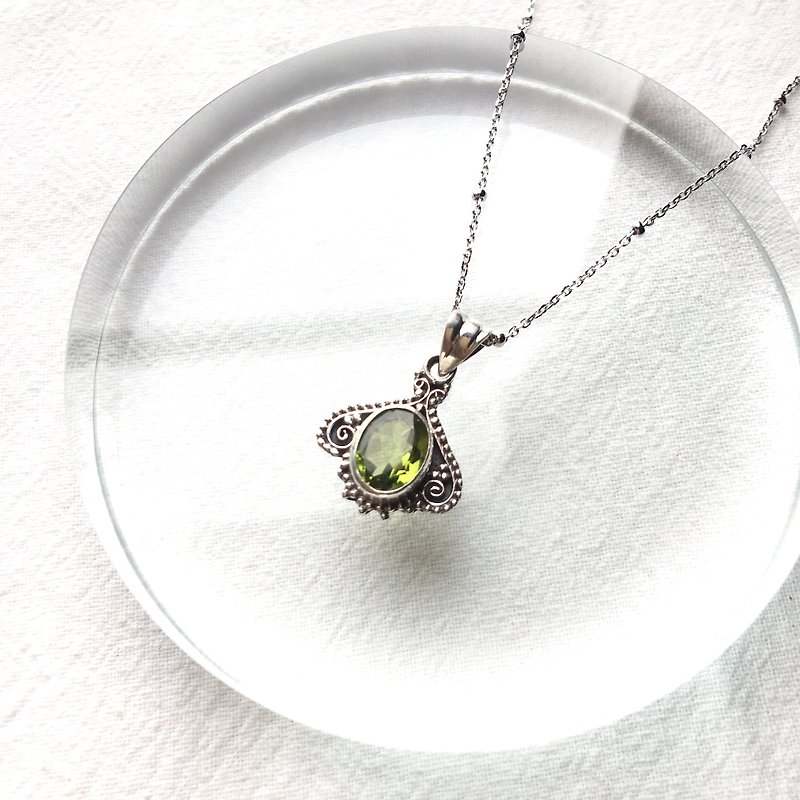 Peridot 925 sterling silver Rococo style necklace Nepal handmade silverware - Necklaces - Gemstone Silver