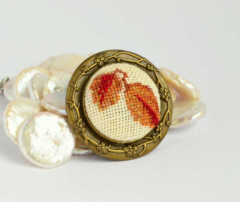棕葉刺繡胸針十字繡秋季飾品手工製作的禮物送給她 - 胸針 - 繡線 咖啡色