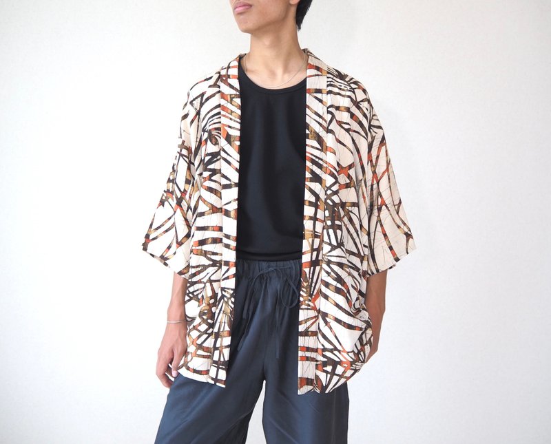 【日本製】 Vintage Haori, auspicious pattern, gift, abstract in ecru - Women's Casual & Functional Jackets - Silk White