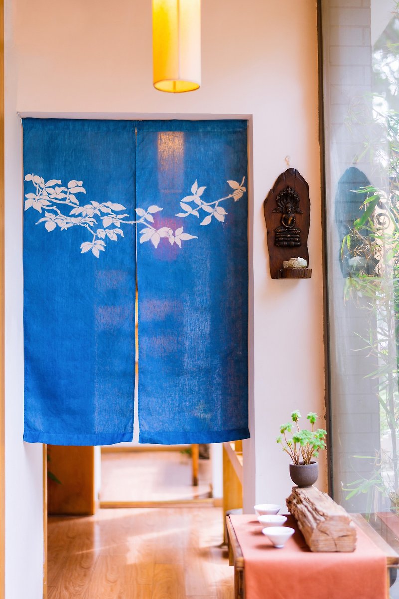 New Leaf Door Curtain Handmade Vegetal Dyeing Blue Dyeing Indigo Type Dyeing Original Design Linen Chinese Japanese-style Partition Curtain - ม่านและป้ายประตู - ผ้าฝ้าย/ผ้าลินิน สีน้ำเงิน
