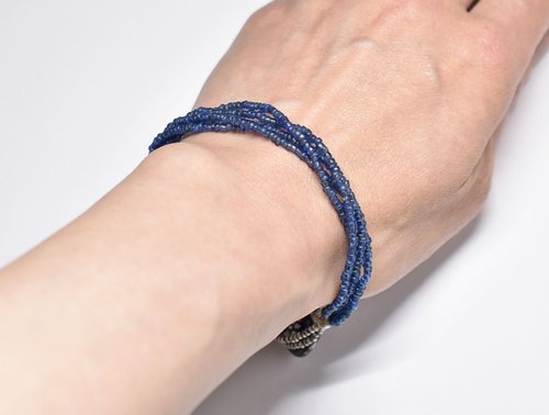 青いビーズ編みバングル アンティークアイアンブルーシードビーズと飴色ホワイトハーツの