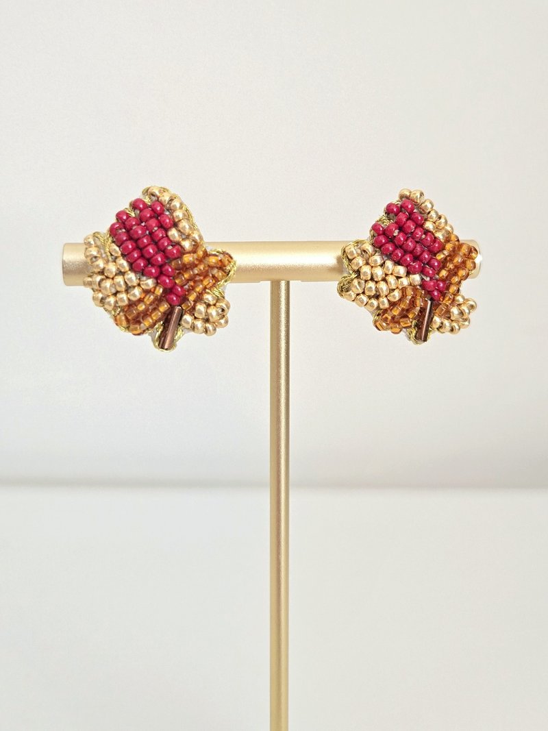 森秋暖菓 - 楓葉珠繡耳環 - 耳環/耳夾/耳骨夾 - 其他材質 