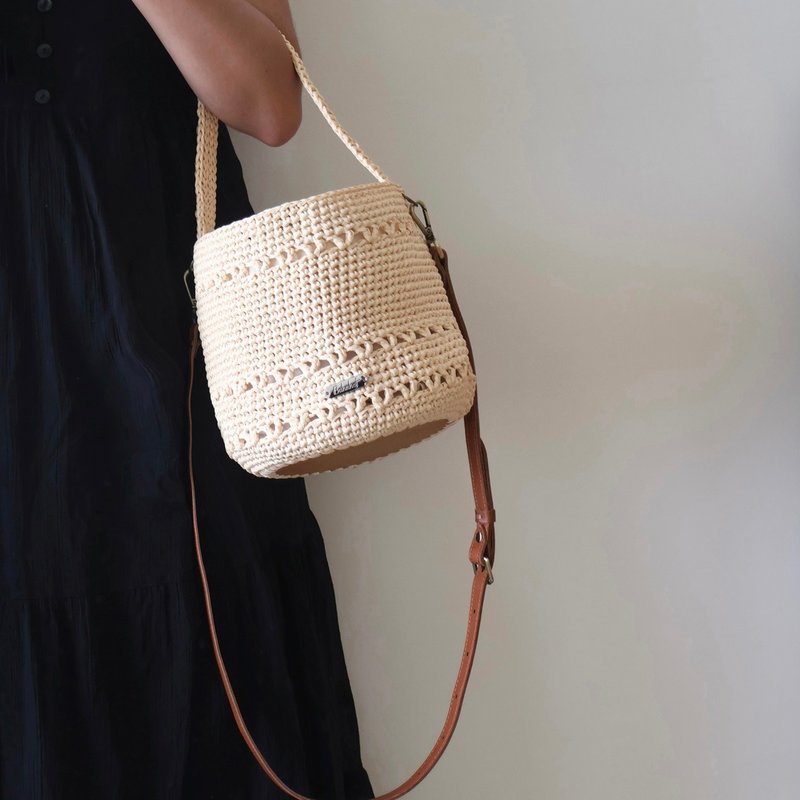 Raffia Micro-Empty Classic Two-Way Bucket Bag-Cream Lined Magnetic Buckle Shoulder Bag Crossbody Bag - กระเป๋าแมสเซนเจอร์ - ผ้าฝ้าย/ผ้าลินิน สีกากี