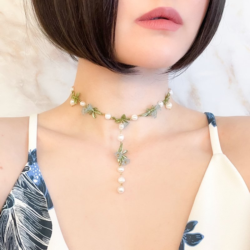 Blue / Flower lover Standing in Silence / Flower and Pearl Choker Necklace SV454BL - สร้อยติดคอ - วัสดุอื่นๆ สีน้ำเงิน