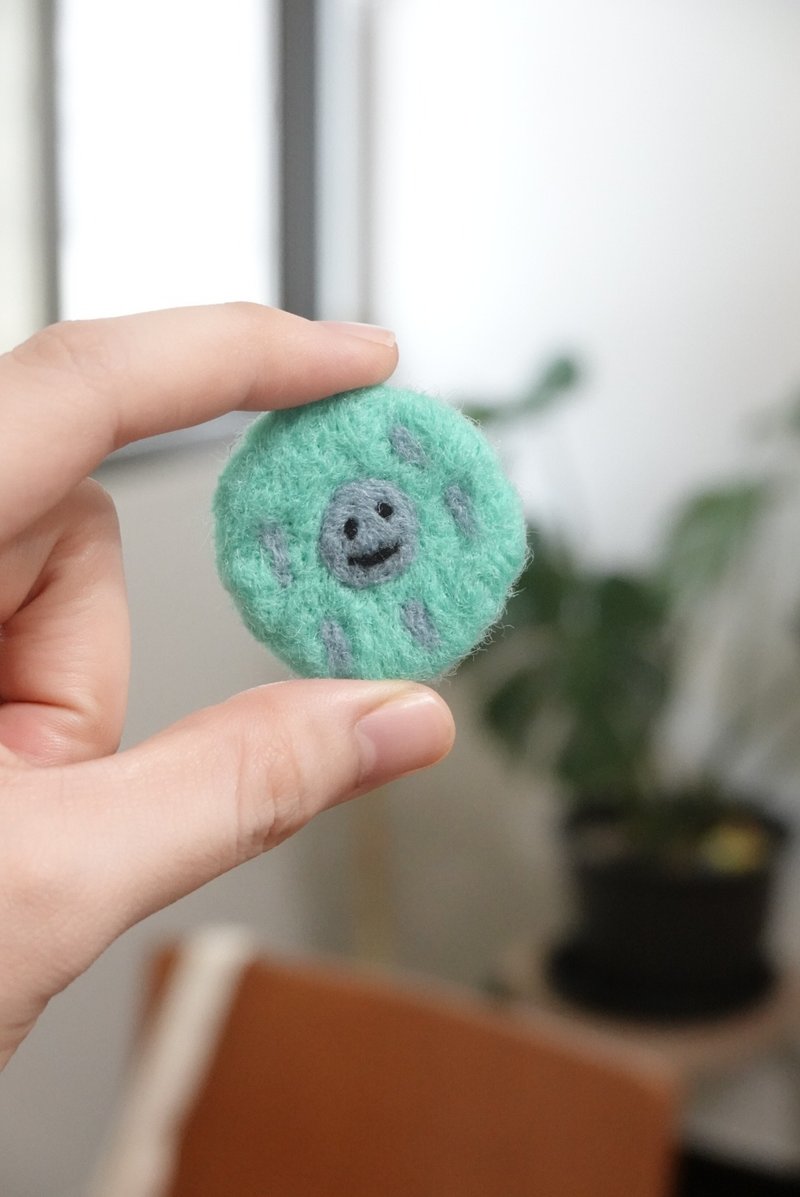 Fast shipping l Wool felt pin original design expression wool felt brooch monster brooch style pin - เข็มกลัด/พิน - ขนแกะ หลากหลายสี