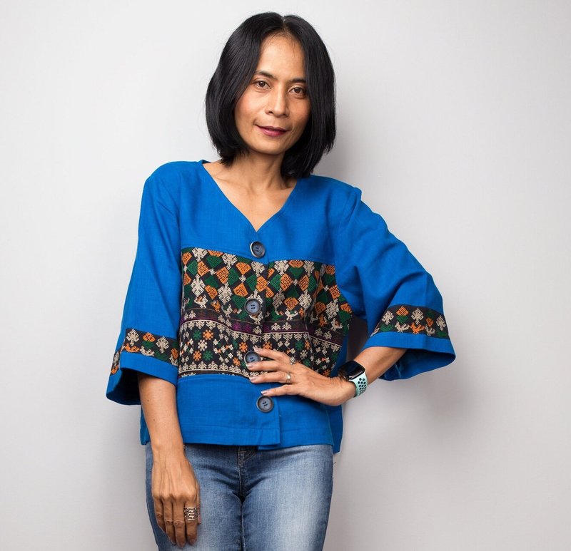 女式尖領襯衫，正面鈕扣，麻，麻，飾以手工刺繡的瑤族民族面料。 - 女上衣/長袖上衣 - 棉．麻 藍色