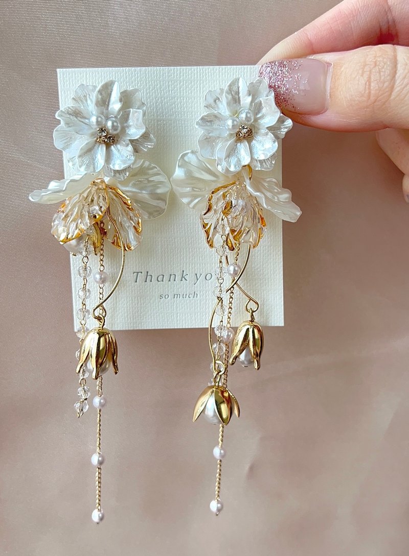 Flower lover Gold Pearl Botanical Wedding Bridal Wedding Large Earrings Petals - ต่างหู - โลหะ สีทอง