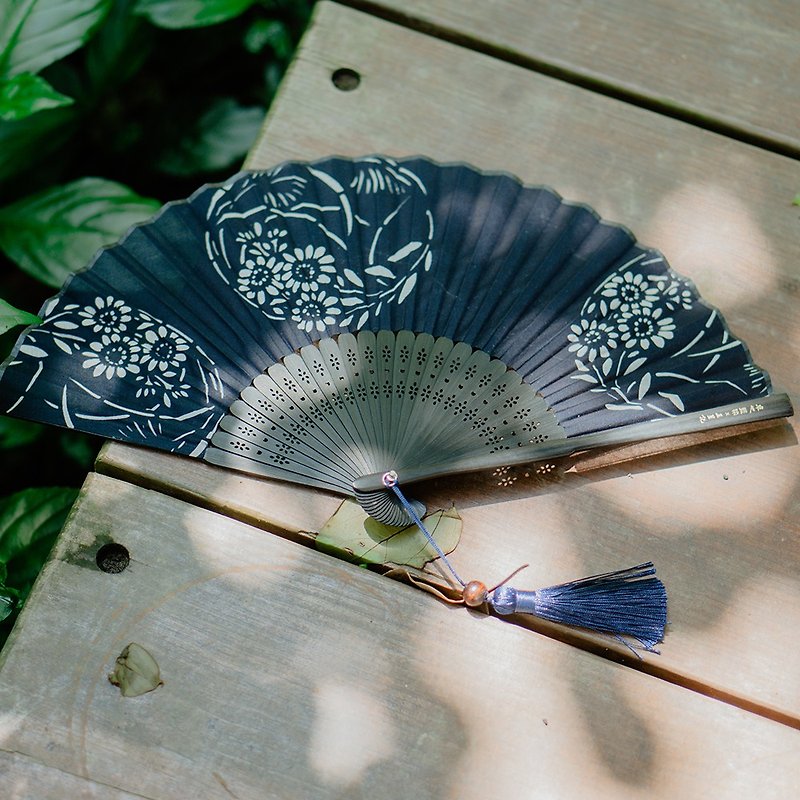 Zhuo Ye blue dyeing-blue dye hand folding fan (wreath type dyeing) - พัด - ผ้าฝ้าย/ผ้าลินิน สีน้ำเงิน