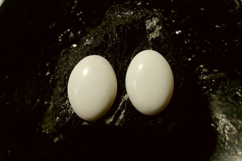 Vintage oval white earrings / clip / pin - ต่างหู - พลาสติก ขาว