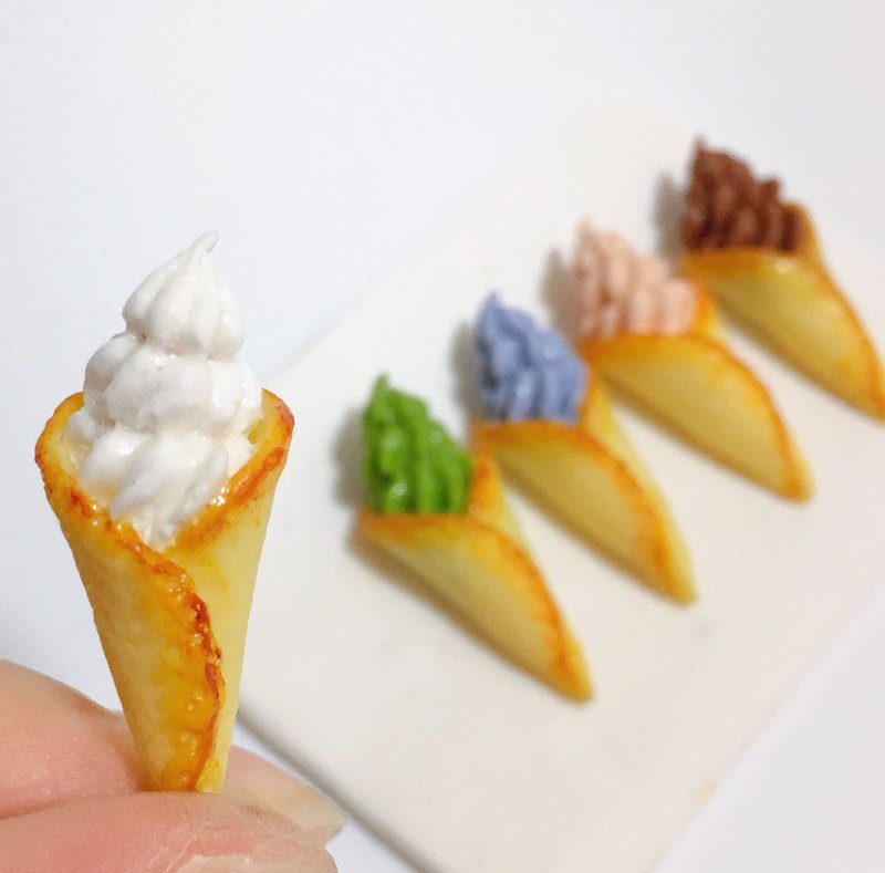 夏日清新迷你冰淇淋925銀耳環Miniature Ice Cream Earrings - 耳環/耳夾/耳骨夾 - 黏土 