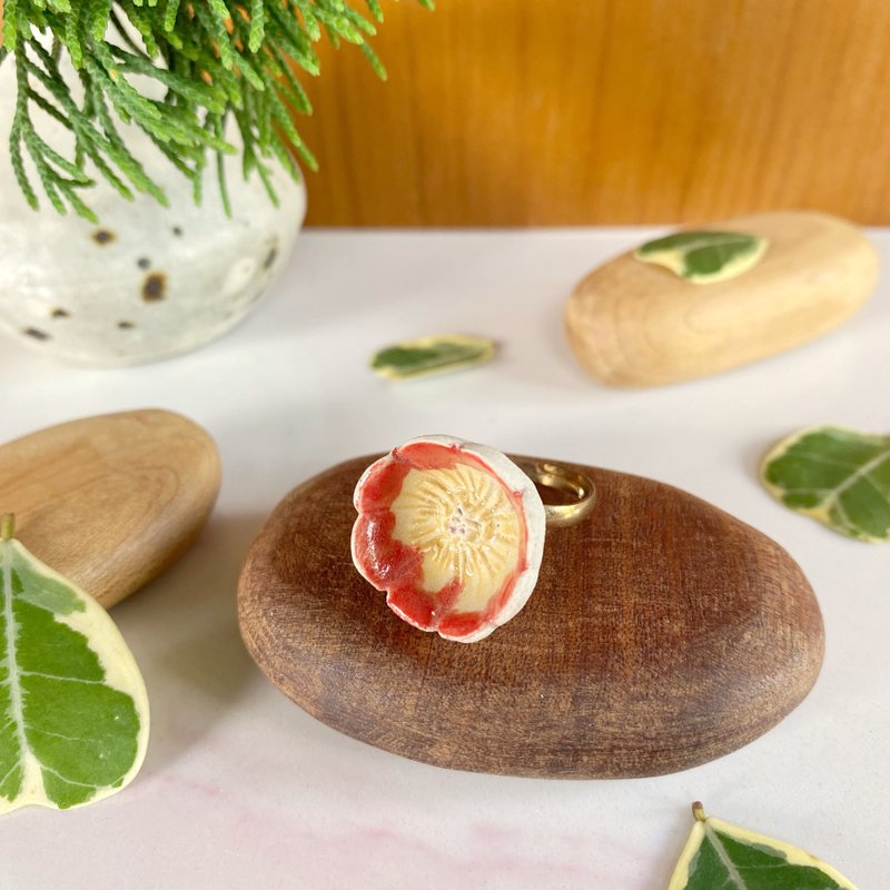 แหวนดอกไม้ ( no 39 ) / ceramic ring / handmade - แหวนทั่วไป - ดินเผา ขาว