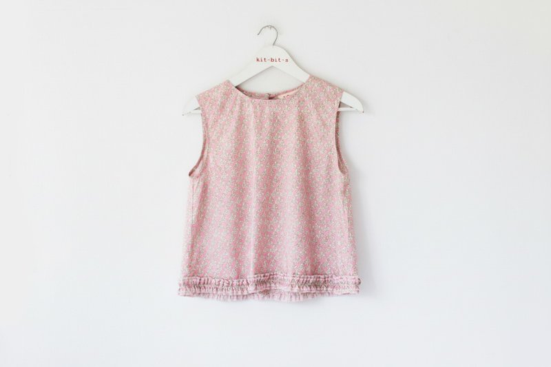 White floral print pink top with ruffled hem - 女上衣/長袖上衣 - 棉．麻 粉紅色