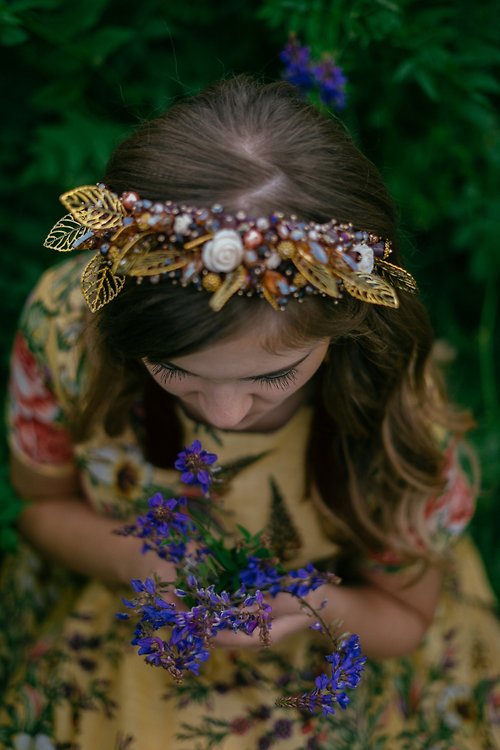 Designer beaded jewelry by Mariya Klishina Purple hedband with leaves and perls Handmade pink gold wreath on the head
