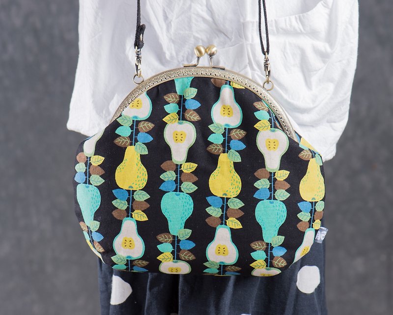 [String Japanese pear] retro metal mouth gold bag - big section #随包# Fruit #母节 - Messenger Bags & Sling Bags - Cotton & Hemp Black
