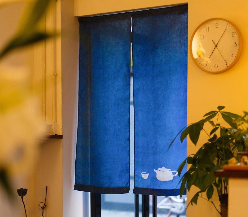 Eat tea and go to the door curtain Handmade grass and wood dyed blue dyed indigo type dyed original design linen Chinese style Japanese curtain - ม่านและป้ายประตู - ผ้าฝ้าย/ผ้าลินิน สีน้ำเงิน