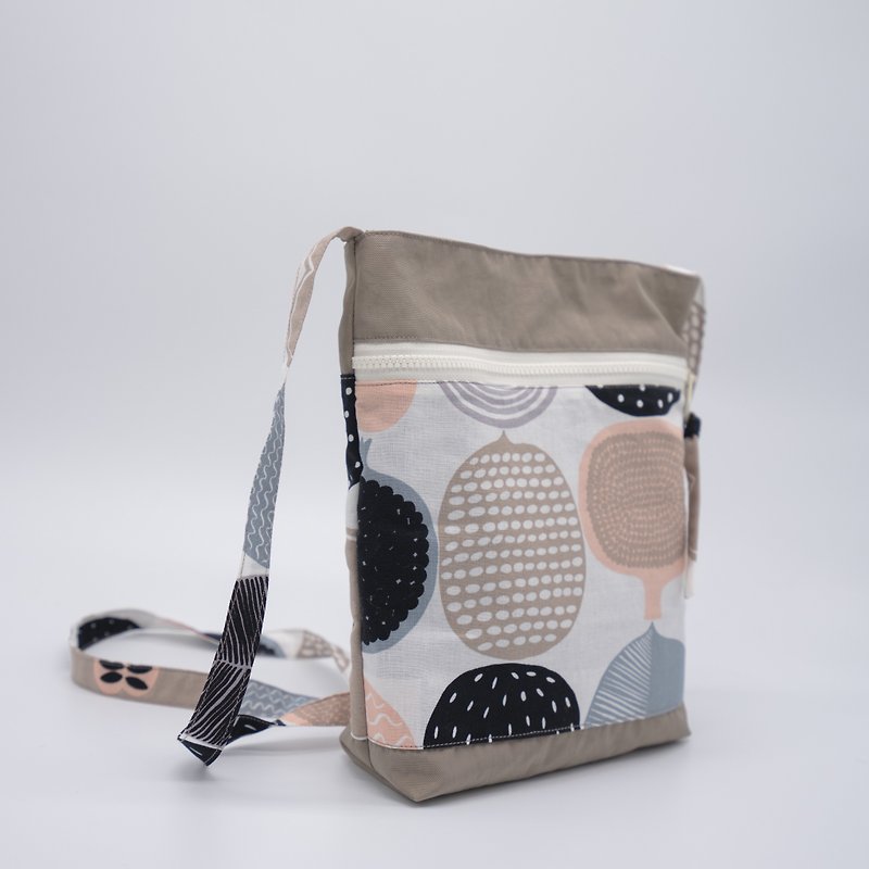 Baby Bag Whispering Waterproof Crossbody Bag / Side Backpack - กระเป๋าแมสเซนเจอร์ - วัสดุกันนำ้ สีกากี
