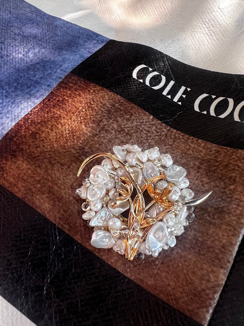 COLE COOL精緻手釘巴洛克淡水珍珠兰花胸針 禮物心思 - 胸針 - 珍珠 白色
