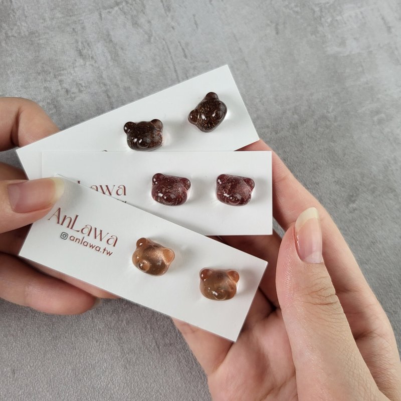 耳環 【 秋冬鐵腦熊 】 :: 成熟系列的鐵腦熊_滴膠手繪飾品_AnLaw - 耳環/耳夾/耳骨夾 - 其他材質 咖啡色