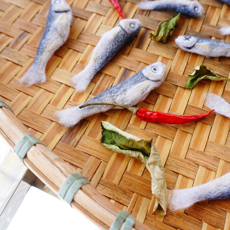 Wool felt dried fish fridge magnet, home decoration Halloween, Brooch Pin - เข็มกลัด/พิน - ขนแกะ สีเทา