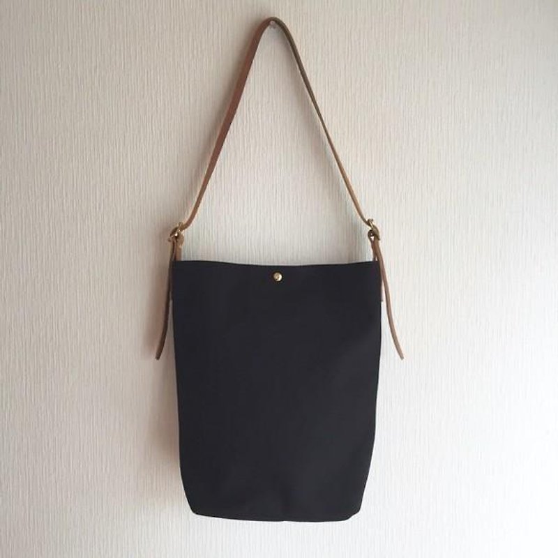 3 way bag of No. 6 canvas and extremely thick oil nude [Black] - กระเป๋าแมสเซนเจอร์ - หนังแท้ สีดำ