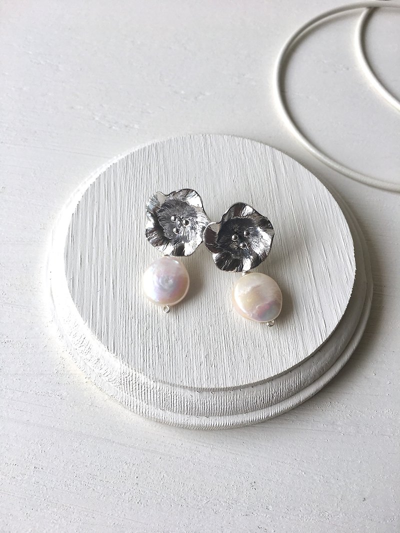 Morning Glory flower and Pearl Stud-earring - Earrings & Clip-ons - Semi-Precious Stones Gray