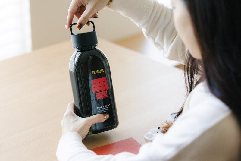 【Pinkoi x SNOOPY】PENUTS透黑1000ml大容量Giant提手水樽交換禮 - 水樽/水瓶 - 塑膠 黑色