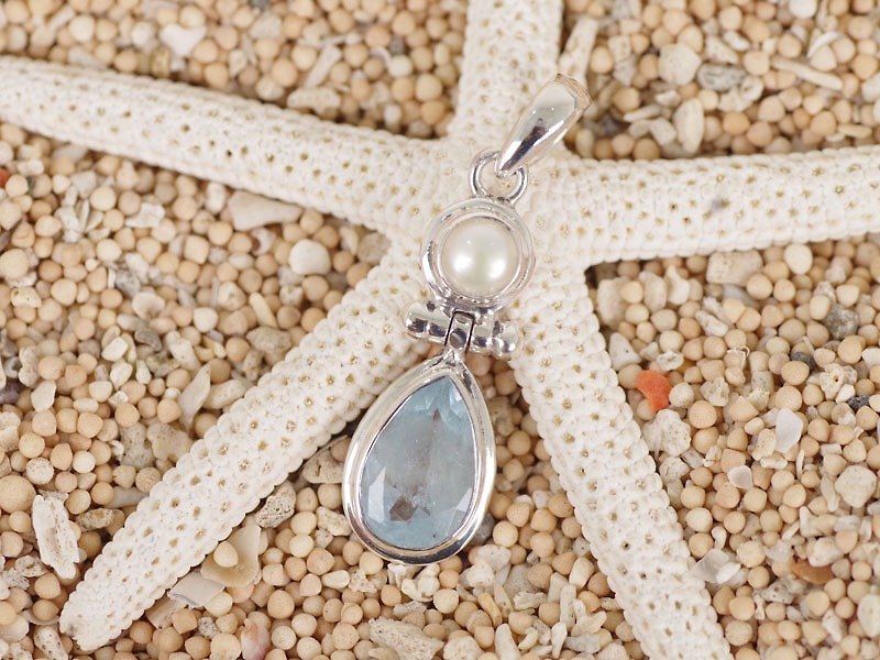 Aquamarine and freshwater pearl pendant top - สร้อยคอ - หิน สีน้ำเงิน