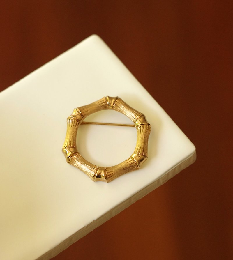 Vintage Avon gold tone brooch - เข็มกลัด - โลหะ สีทอง