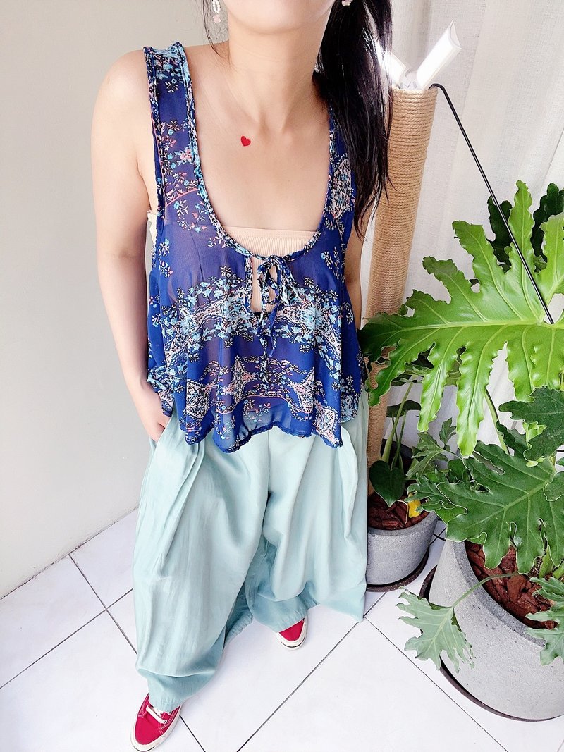 正靛藍色飄飄碎花綁帶 A字傘狀紡紗透膚U領背心上衣 - 背心/無袖上衣 - 聚酯纖維 多色