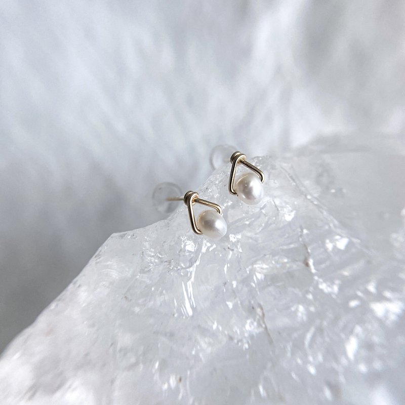 [Small water droplets] Mini Pearl 14kgf Gold Small Stud Earrings - ต่างหู - ไข่มุก ขาว
