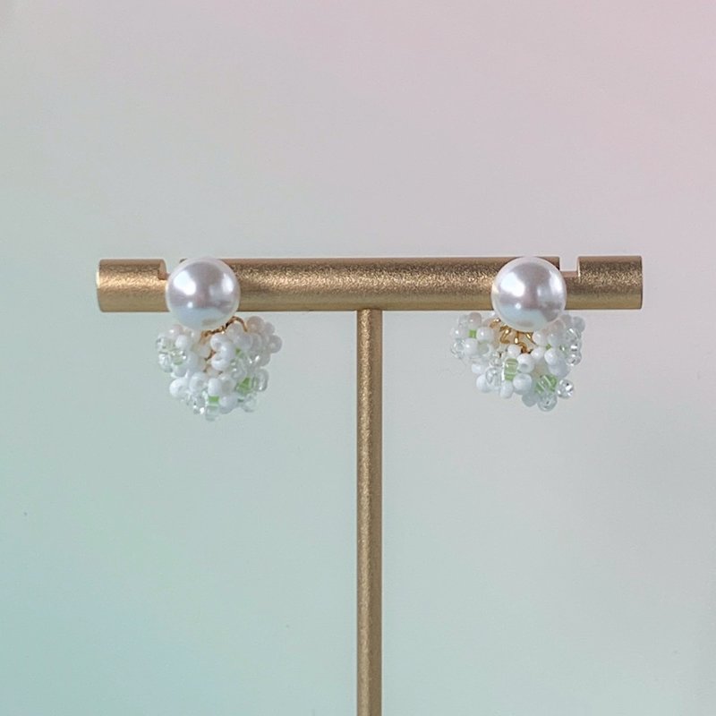 一粒パールとシロツメクサのブーケピアス (大)【金具 ゴールド】 - 耳環/耳夾/耳骨夾 - 其他金屬 金色