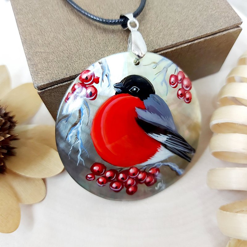 Pearl pendant necklace: Winter Red Bird. Handmade jewelry with Bulfinch birdy - 項鍊 - 貝殼 紅色