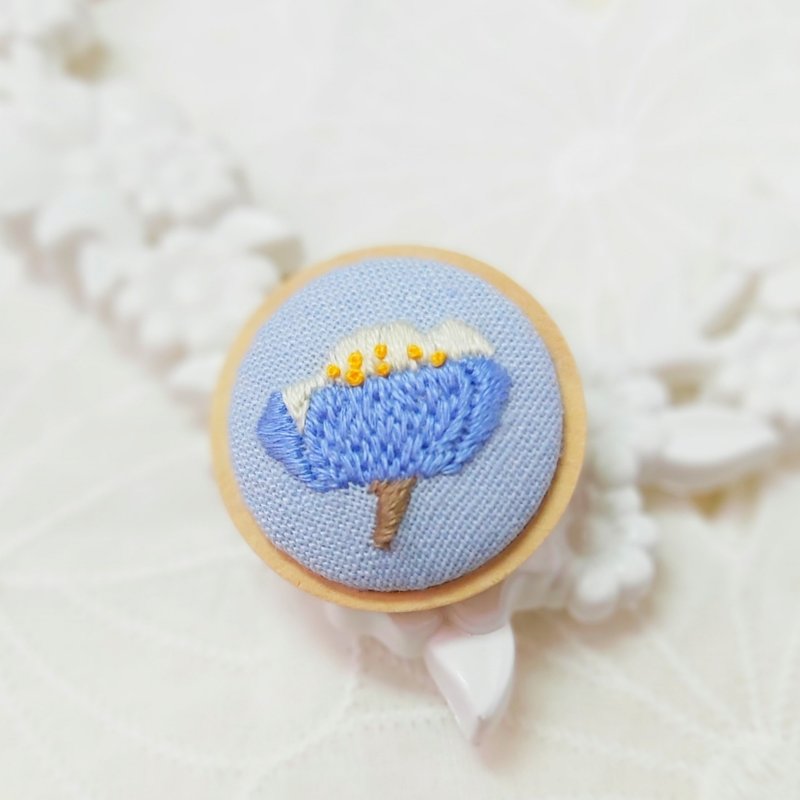 英式手工刺繡花朵木框胸針 - 胸針 - 繡線 藍色