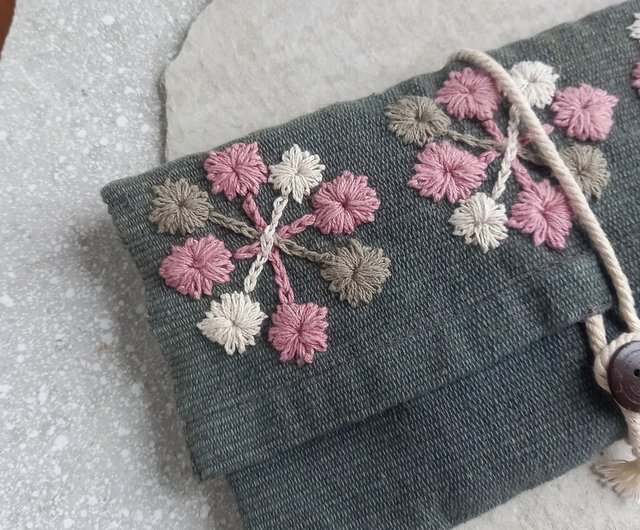 草木染めコットンの手刺繍ポーチ M/ 手織り/ 藍グレー 花/ 紐巻きポーチ - ショップ Chiku Chiku Tong Tong ポーチ -  Pinkoi