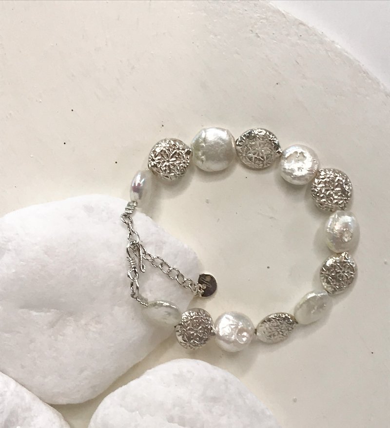 Flat pearl beads and patterned silver beads bracelet (B0019A) - สร้อยข้อมือ - เงิน สีเงิน