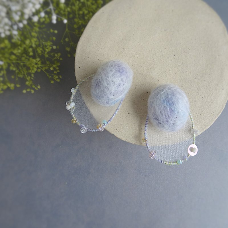 Clipped earrings   cocoons　　 wool × organdie × beads - ต่างหู - งานปัก สีน้ำเงิน