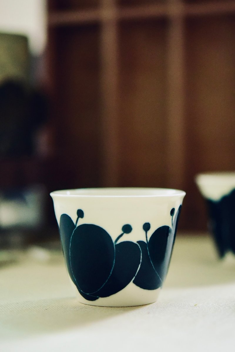 手繪深藍色花兒No.1-杯子/茶杯 - 其他杯子 - 陶 白色