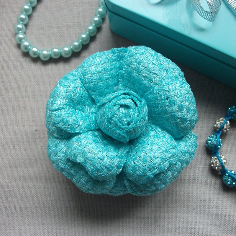 Camellia flower brooch in blue fabric - 胸針 - 羊毛 藍色