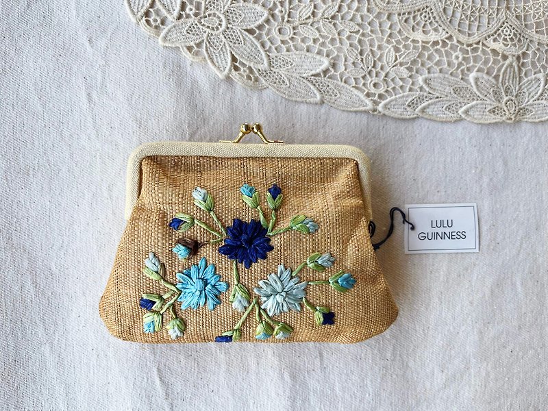 กระเป๋าใบเล็ก วัสดุธรรมชาติสาน แบรนด์ LULU GUINNESS ปักมือ เป็นลายดอกไม้ด้านหน้า - กระเป๋าเครื่องสำอาง - พืช/ดอกไม้ สีนำ้ตาล