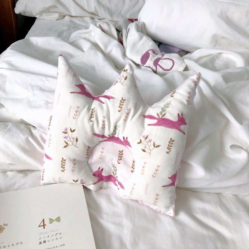Snowy white flowers and grass powder fox handmade baby crown bean curd comfort pillow - Bedding - Cotton & Hemp 