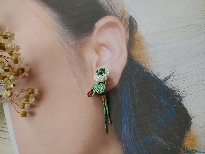 [Clover lovers] Lace crocheted clover simulation bouquet ear needle/ Clip-On-single - Earrings & Clip-ons - Thread Green