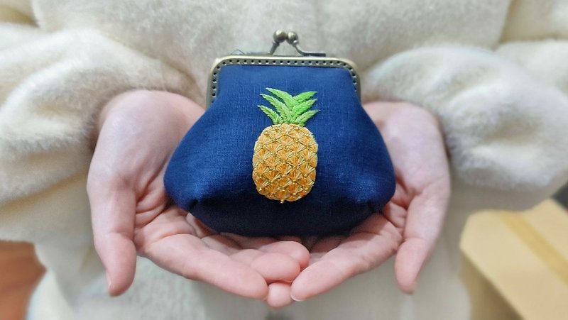 Gold diamond pineapple Wanglai gold wallet (pure hand embroidery) - กระเป๋าใส่เหรียญ - ผ้าฝ้าย/ผ้าลินิน หลากหลายสี