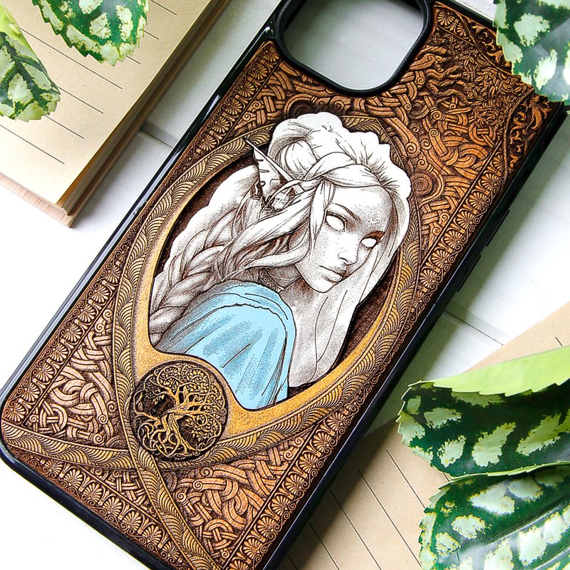 Light Of Elves -  Phone case wood laser engraved + hand painting - 手機殼/手機套 - 木頭 咖啡色