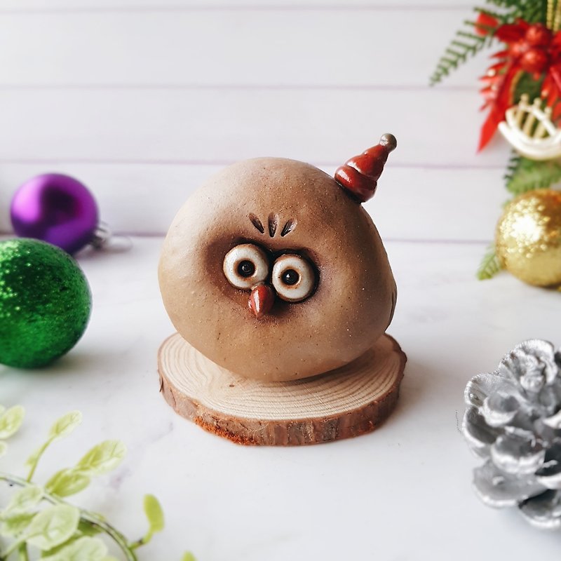 C-14 Christmas Hat Eagle│Yoshino Eagle x Desk Decoration Hand-made Taowen Town Bell Office Small Object Decoration - ของวางตกแต่ง - ดินเผา สีกากี